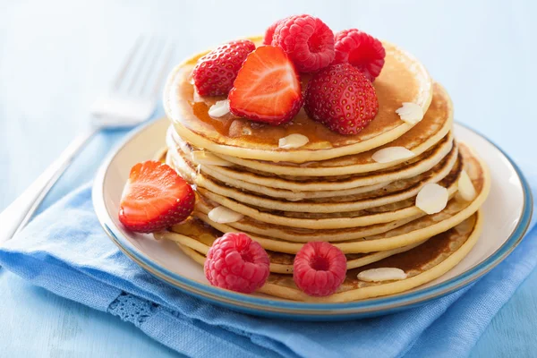 Pancakes with berry and honey — Stock Photo, Image