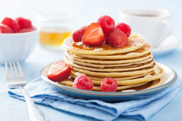 Pfannkuchen mit Beeren und Honig — Stockfoto