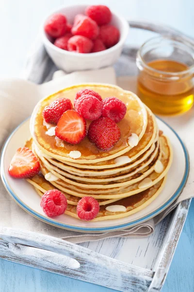 Pannenkoeken met berry en honing — Stockfoto