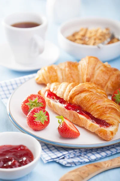 Ferske croissanter med syltetøy og jordbær til frokost – stockfoto