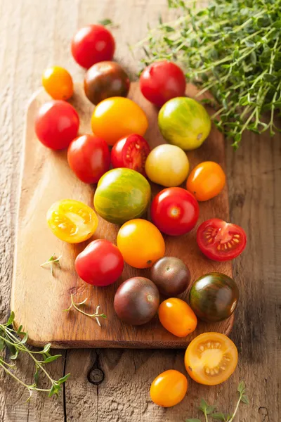 Tomates coloridos sobre fundo de madeira — Fotografia de Stock