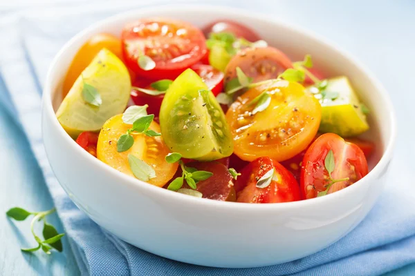 Ensalada saludable con tomates coloridos — Foto de Stock