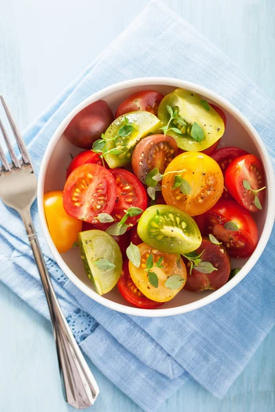 Healthy salad with colorful tomatoes — Stock Photo, Image