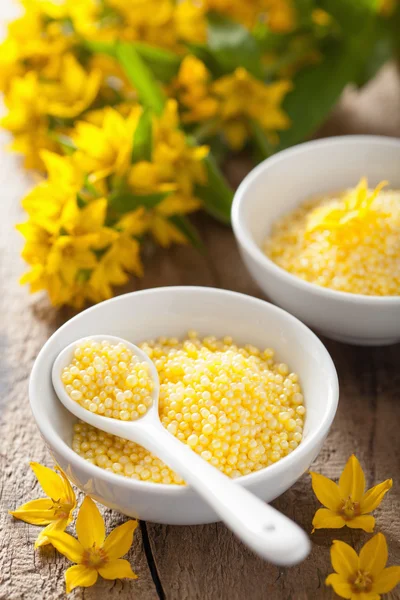 Spa con perlas de baño de hierbas amarillas y flores — Foto de Stock