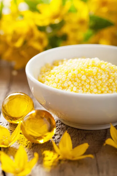 Wellness mit gelben Kräuterbad-Perlen und Blumen — Stockfoto