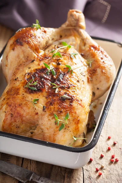 Pečené kuře s pepřem a tymiánem — Stock fotografie
