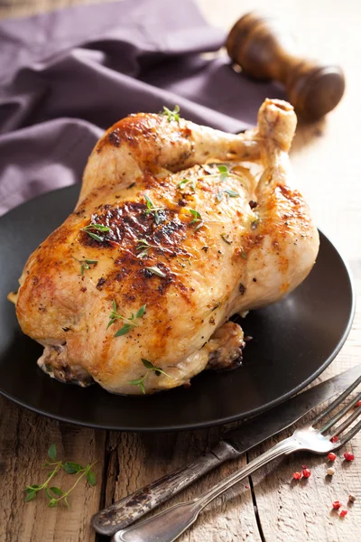 Pollo asado entero con pimienta y tomillo —  Fotos de Stock