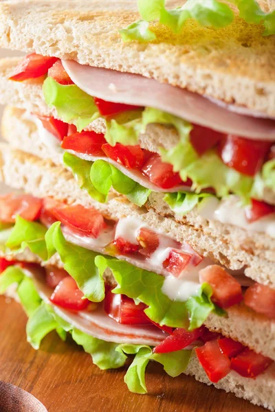 Sanduíche com tomate de presunto e alface — Fotografia de Stock
