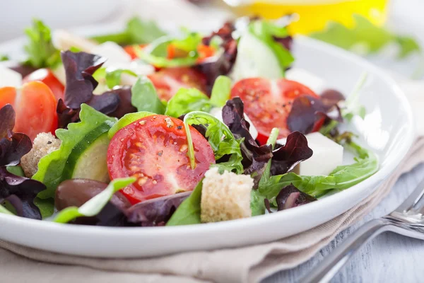 Salada saudável com azeitonas de tomate e queijo feta — Fotografia de Stock