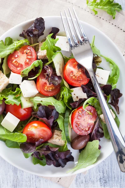 Gezonde salade met tomaten olijven en fetakaas — Stockfoto