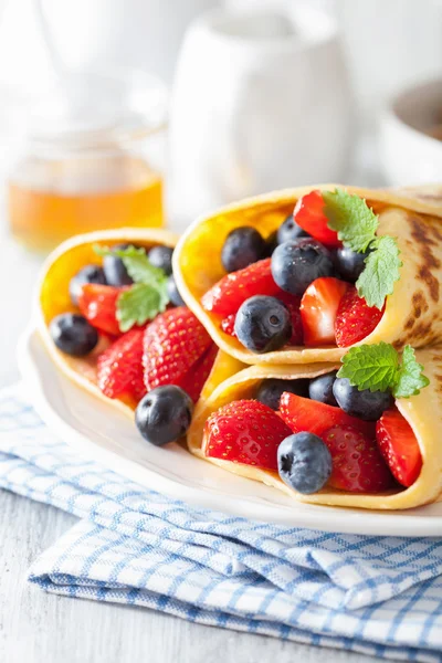 Pannkakor med jordgubbar blåbär — Stockfoto
