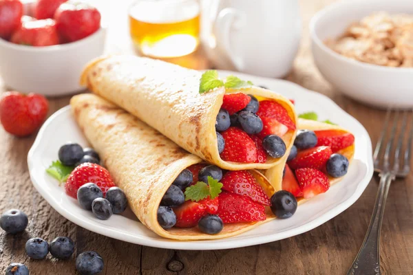 Pannkakor med jordgubbar blåbär till frukost — Stockfoto