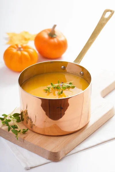 Тыквенный суп в медном котле — стоковое фото