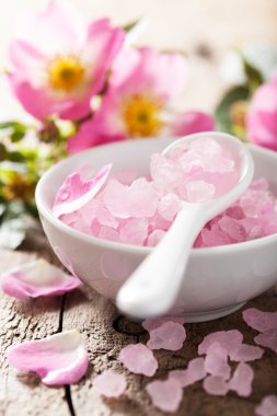Spa ile pembe bitkisel tuz ve yabani gül çiçek 