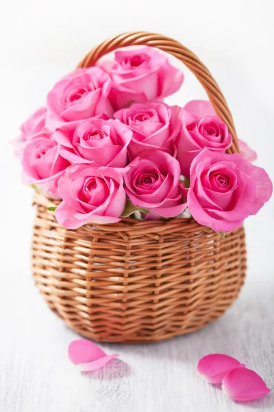 Πανέμορφα ροζ τριαντάφυλλα στο καλάθι — Φωτογραφία Αρχείου