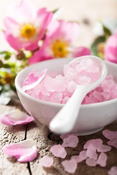 Spa com sal de ervas rosa e flores de rosas selvagens — Fotografia de Stock