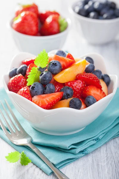 Fruktsallad med jordgubbar blåbär aprikos — Stockfoto