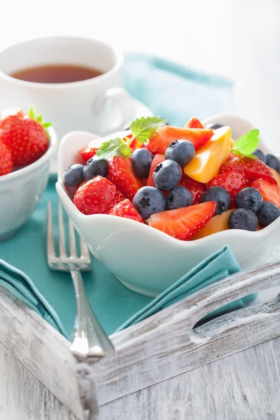 Fruktsallad med jordgubbar blåbär aprikos — Stockfoto