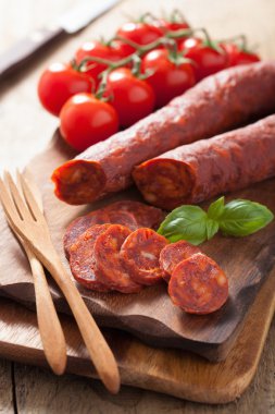 İspanyol chorizo sosis kıyma kurulu üzerinde fesleğen ile 