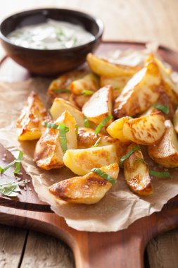 fırında patates dilimleri yoğurt sos ile 