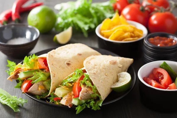 Envoltório de tortilla mexicana com peito de frango e legumes — Fotografia de Stock