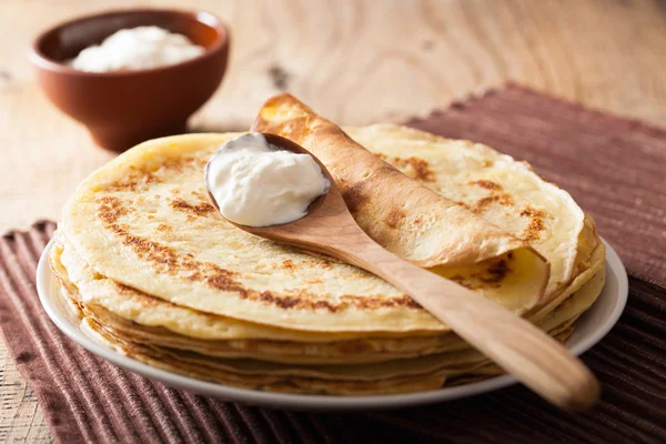 Pilha de panquecas com creme azedo — Fotografia de Stock