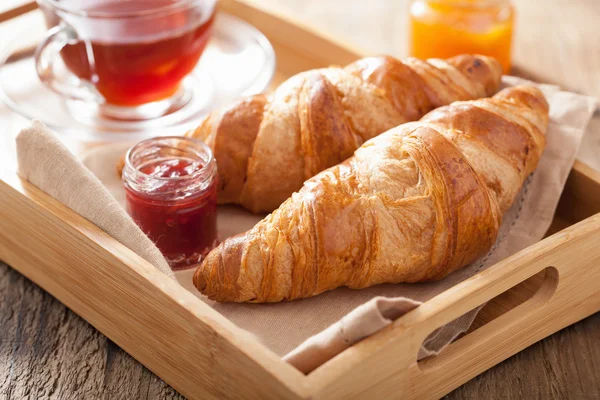 Croissants frais avec confiture pour le petit déjeuner — Photo