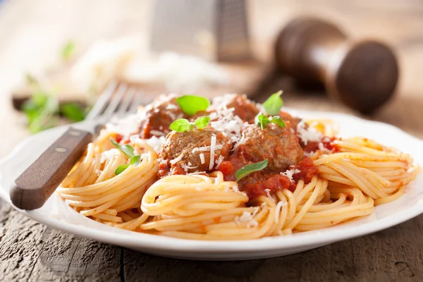 Spaghetti con polpette in salsa di pomodoro — Foto Stock