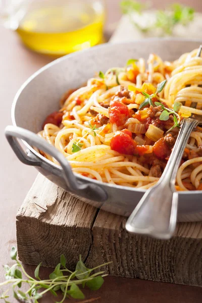 Cozinhar macarrão italiano espaguete bolonhesa — Fotografia de Stock