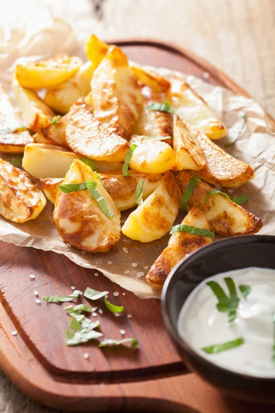 Baked potato wedges with yogurt dip — Stock Photo, Image