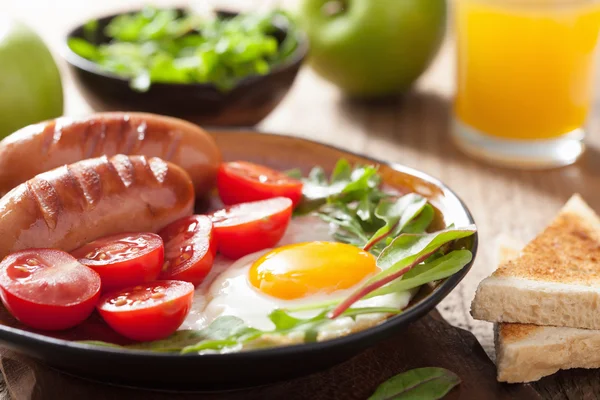 Salchichas de huevo fritas tomates para un desayuno saludable —  Fotos de Stock