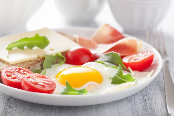 Spiegelei Schinken Tomaten für ein gesundes Frühstück — Stockfoto