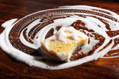 temizlik süngeri sünger köpük sabun köpüğü ahşap arka planda, ev yıkama konsepti