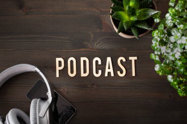 Podcast kelime konsepti modern kablosuz kulaklıklar akıllı telefon