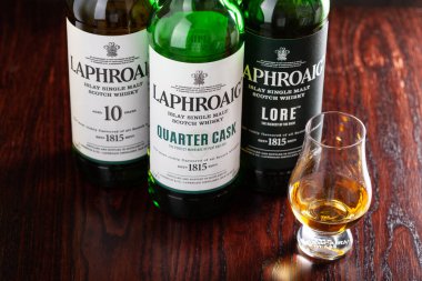 Trondheim, Norveç - Mai 18 2020: Laphroaig malt viski viskisi 10 yıl, çeyrek fıçı, eski bilgi şişesi ve cam