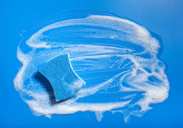 Schoonmaken Spons Vegen Schuim Zeep Peulen Blauwe Achtergrond Huishoudelijke Wassen — Stockfoto