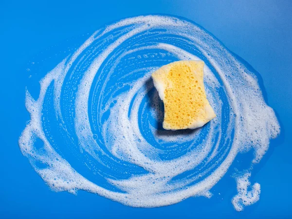 Limpieza Esponja Limpiando Espuma Jabón Suds Sobre Fondo Azul Concepto — Foto de Stock