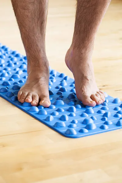 Man Doet Platvoet Correctie Gymnastische Oefening Lopen Massage Mat Thuis — Stockfoto