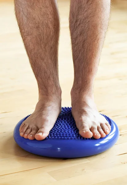 Man Doet Platvoet Correctie Gymnastiek Oefening Balanceren Massage Kussen Thuis — Stockfoto