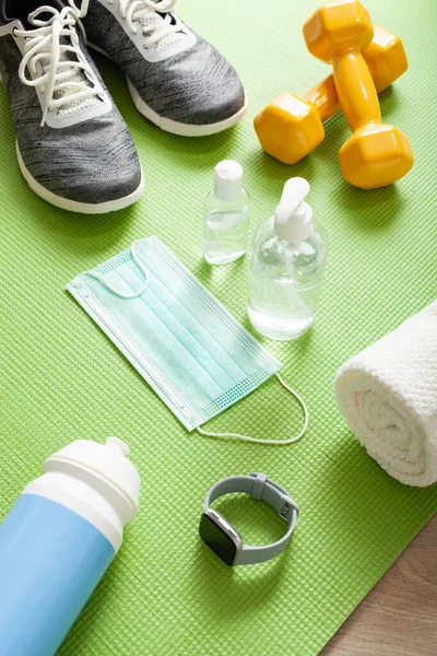 Schutzmaske Desinfektionsmittel Gel Fitness Trainingshanteln Und Schutzmaßnahmen Gegen Viren Bakterien — Stockfoto