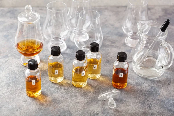 Whiskyflessen Glazen Cognac Met Gedistilleerde Cognac Proeven Proeven Thuis — Stockfoto
