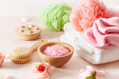 Cilt bakım ürünleri ve gül çiçekleri. Ev spa tedavisi için doğal kozmetik ürünleri