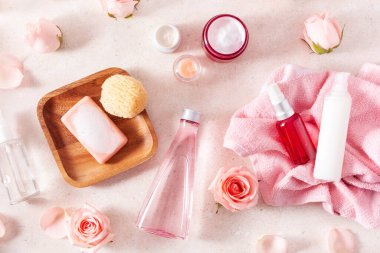 Cilt ürünleri ve gül çiçekleri. Ev spa tedavisi için doğal kozmetik ürünleri