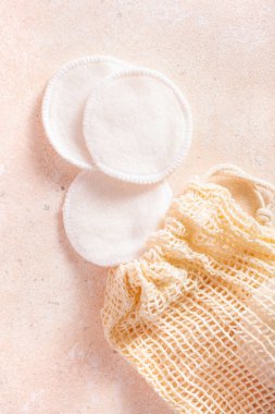 sıfır atık çevre dostu hijyen tuvalet konsepti. Torbada tekrar kullanılabilir pamuk pedleri, makyaj temizleme