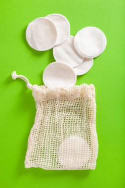 sıfır atık çevre dostu hijyen tuvalet konsepti. yeniden kullanılabilir pamuk pedleri