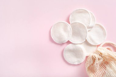 sıfır atık çevre dostu hijyen tuvalet konsepti. Torbada tekrar kullanılabilir pamuk pedleri, makyaj temizleme