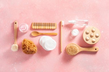 sıfır atık çevre dostu hijyen tuvalet konsepti. ahşap diş fırçası sabun fırçası kozmetik