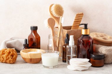 sıfır atık çevre dostu hijyen tuvalet konsepti. ahşap diş fırçası sabunu yeniden kullanılabilir pedler makyaj fırçası