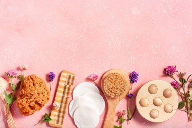 sıfır atık çevre dostu banyo, vücut bakım ürünleri ve yabani çiçekler. Ev spa tedavisi için doğal kozmetik ürünleri