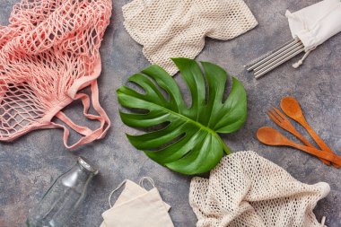 sıfır atık çevre dostu kavram. Yeniden kullanılabilir pamuk torbası, paslanmaz çelik içki masası, cam kavanoz, ahşap çatal bıçak takımı.